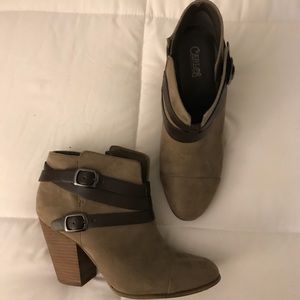 Carlos tan ankle booties sz 9
